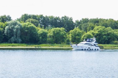 Rusya'nın altın yüzüğü. Yaroslavl'da güneşli bir yaz günü. Banka o