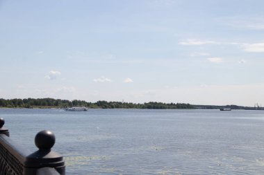 Rusya'nın altın yüzüğü. Yaroslavl'da güneşli bir yaz günü. Banka o