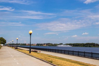Yaroslavl Strelka 'sında aydınlık bir yaz günü. Güzel manzara.
