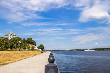 Yaroslavl Strelka 'sında aydınlık bir yaz günü. Güzel manzara.