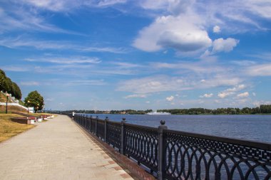 Yaroslavl Strelka 'sında aydınlık bir yaz günü. Güzel manzara.