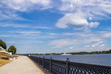 Yaroslavl Strelka 'sında aydınlık bir yaz günü. Güzel manzara.