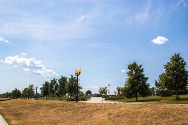 Yaroslavl Strelka 'sında aydınlık bir yaz günü. Güzel manzara.