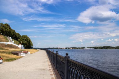 Yaroslavl Strelka 'sında aydınlık bir yaz günü. Güzel manzara.