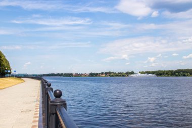 Yaroslavl Strelka 'sında aydınlık bir yaz günü. Güzel manzara.