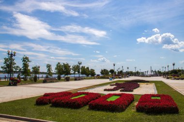 Volga 'nın üzerinde kar beyazı bulutlar. Yaroslavl. Altın yüzük. 