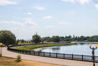 Yaroslavka Strelka 'da aydınlık bir yaz günü.