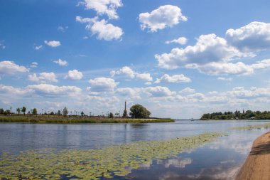 Volga 'nın üzerinde kar beyazı bulutlar. Yaroslavl. Altın yüzük. 