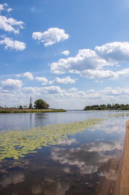 Volga 'nın üzerinde kar beyazı bulutlar. Yaroslavl. Altın yüzük. 