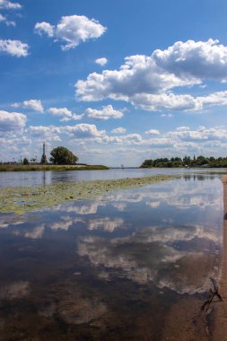 Volga 'nın üzerinde kar beyazı bulutlar. Yaroslavl. Altın yüzük. 