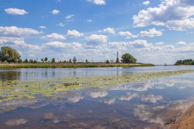 Volga 'nın üzerinde kar beyazı bulutlar. Yaroslavl. Altın yüzük. 