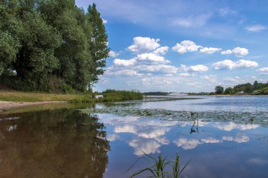 Yaroslavl Strelka 'sında aydınlık bir yaz günü. Güzel manzara.