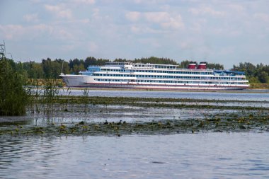Yaroslavl Strelka 'sında aydınlık bir yaz günü. Güzel manzara.