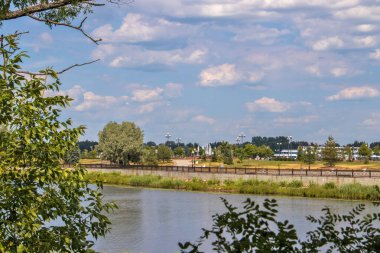 Yaroslavl Strelka 'sında aydınlık bir yaz günü. Güzel manzara.