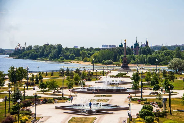 Yaroslavl. Parkeer op Arrow. Fonteinjets in de zon — Stockfoto