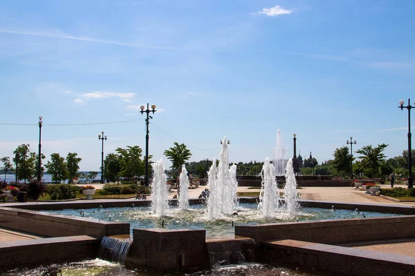 Yaroslavl. Estaciona na seta. Jatos-fonte ao sol — Fotografia de Stock