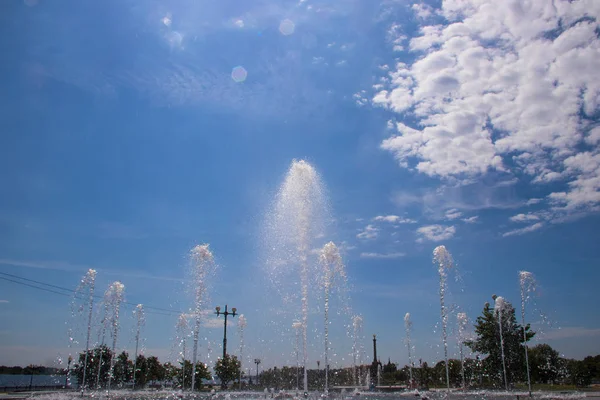 Yaroslavl. Arrow 'a park et. Güneşin altındaki fıskiyeler. — Stok fotoğraf