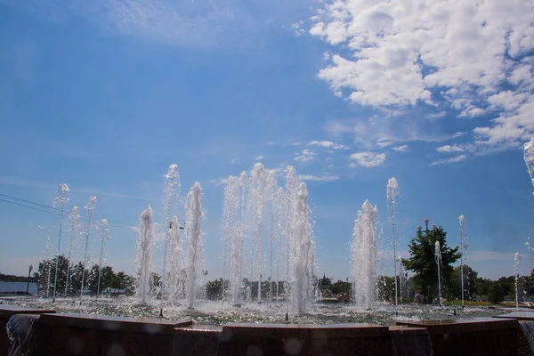 ヤロスラヴルアローの公園だ太陽の下での噴水ジェット — ストック写真
