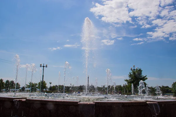 Yaroslavl. Estaciona na seta. Jatos-fonte ao sol — Fotografia de Stock