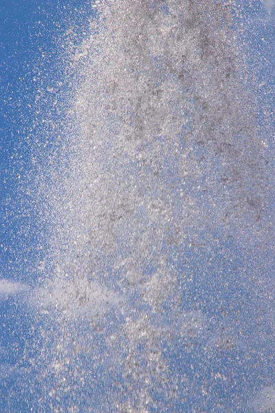 Pulverizador de jatos fonte contra o céu azul. Contexto. Espumante — Fotografia de Stock