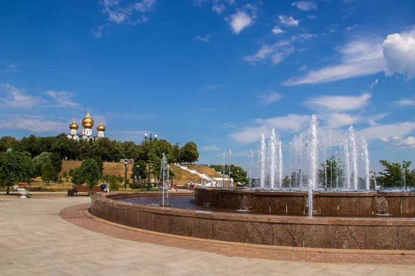 Volga 'nın üzerinde kar beyazı bulutlar. Yaroslavl. Altın yüzük. 