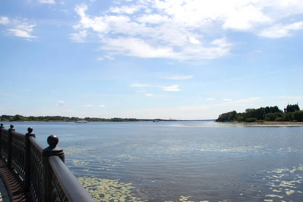 Schip op de rivier de Wolga bij het spit van Yaroslavl — Stockfoto