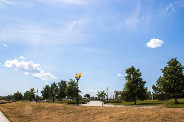 Yaroslavl. Arrow 'a park et. Güneşin altındaki fıskiyeler.