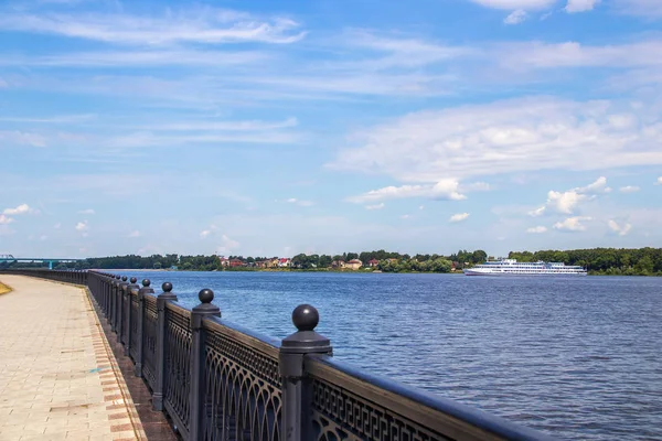 Brillante día de verano en el Strelka de Yaroslavl — Foto de Stock