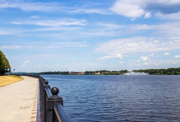 Bright summer day in the Strelka of Yaroslavl Beautiful landscap — 스톡 사진