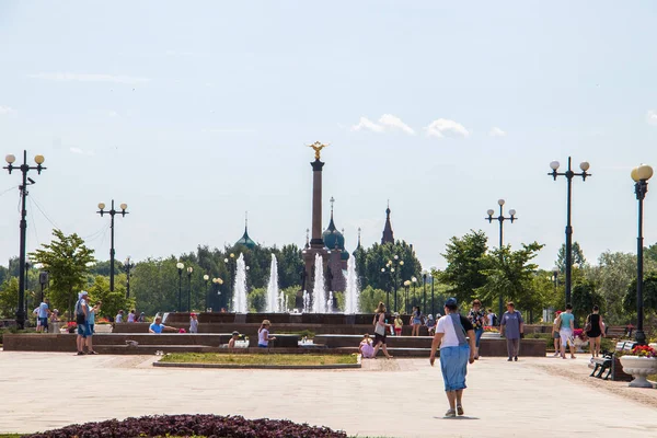 Yaroslavl. Park on Arrow. Fountain jets in the sun — 스톡 사진