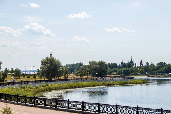 Heller Sommertag in der Strelka von Jaroslawl — Stockfoto