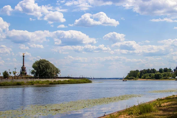 Nuvens brancas sobre o Volga. Yaroslavl. O anel de ouro de — Fotografia de Stock