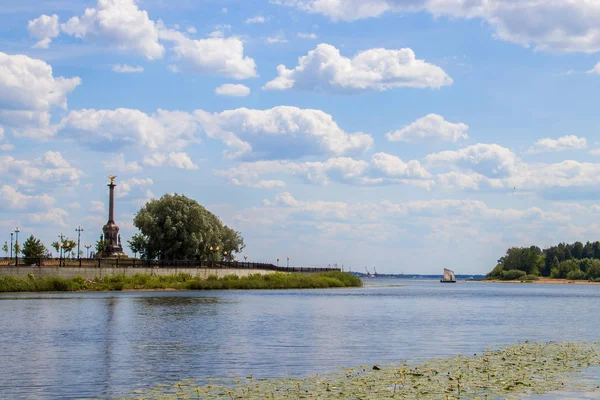 Nuvens brancas sobre o Volga. Yaroslavl. O anel de ouro de — Fotografia de Stock