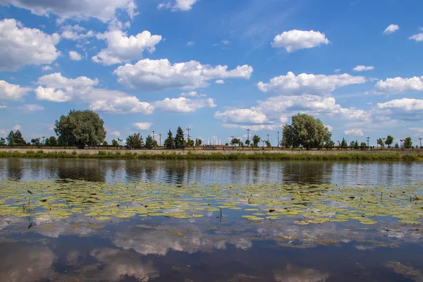Volga 'nın üzerinde kar beyazı bulutlar. Yaroslavl. Altın yüzük. 