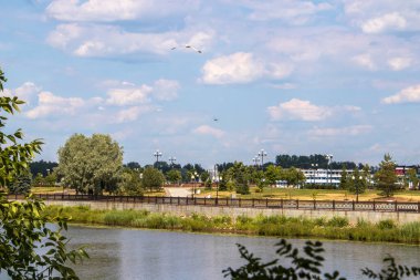 Yaroslavl Strelka 'sında aydınlık bir yaz günü. Güzel manzara.