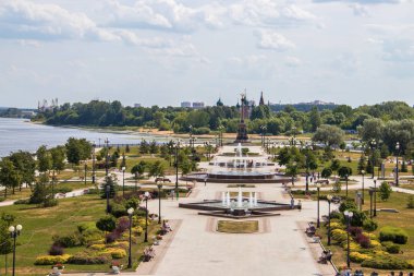 Yaroslavka Strelka 'da aydınlık bir yaz günü. 