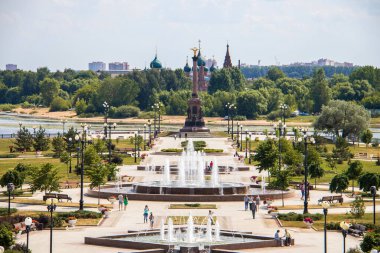 Yaroslavka Strelka 'da aydınlık bir yaz günü. 