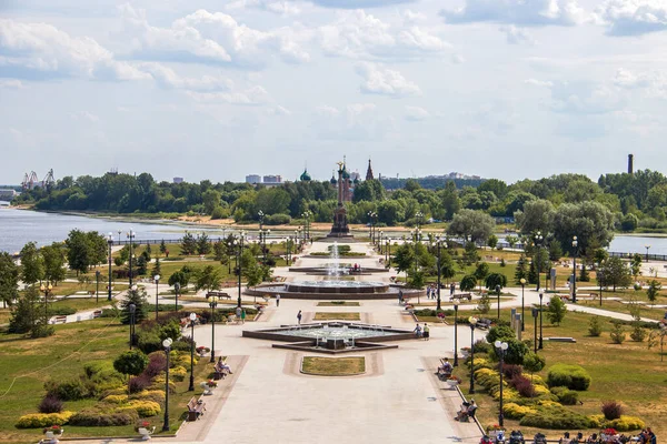 Ljus sommardag i Strelka Yaroslavl — Stockfoto