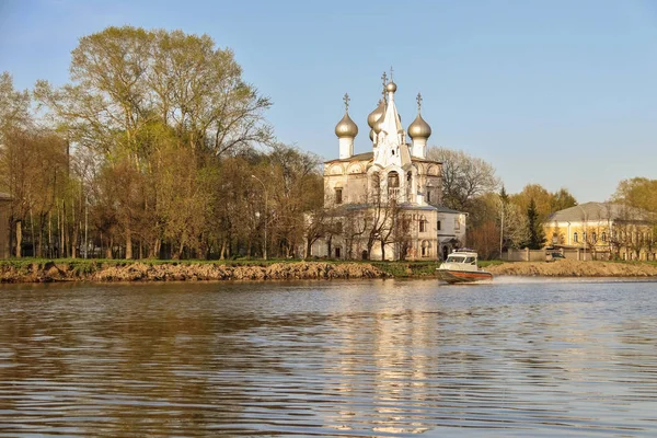 Vologda. Hermoso día de primavera en la orilla del río. La Iglesia en t — Foto de Stock