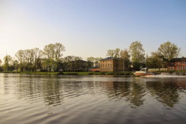 Vologda. Nehir kıyısında güzel bir bahar günü. M Kilisesi