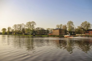 Vologda. Nehir kıyısında güzel bir bahar günü. Kilisede.