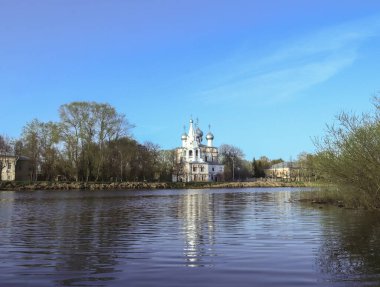 Vologda. Nehir kıyısında güzel bir bahar günü. Kilisede.