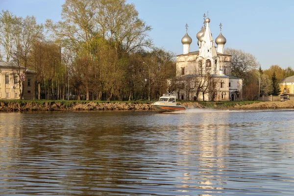 Vologda. Hermoso día de primavera en la orilla del río. La Iglesia en t — Foto de Stock