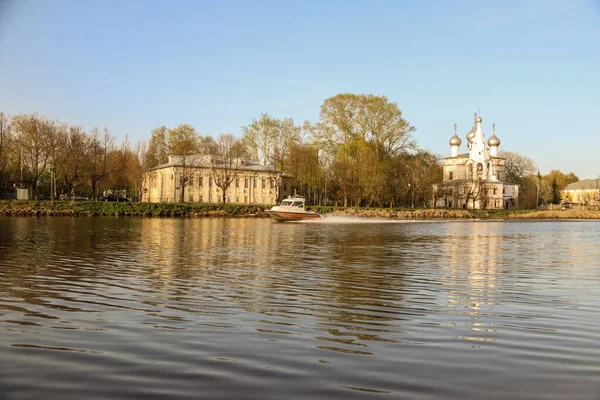 Vologda. Hermoso día de primavera en la orilla del río. La Iglesia en t — Foto de Stock
