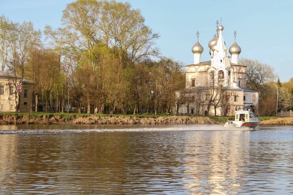 Wologda. schöner Frühlingstag am Ufer des Flusses. die Kirche in t — Stockfoto