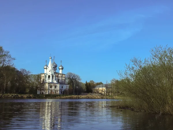 Wologda. schöner Frühlingstag am Ufer des Flusses. die Kirche in t — Stockfoto