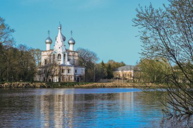Vologda. Nehir kıyısında güzel bir bahar günü. Kilisede.