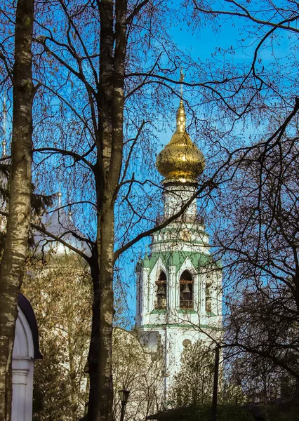 Vologda. Teplý jarní večer. Zvonice katedrály sv. Sofie — Stock fotografie