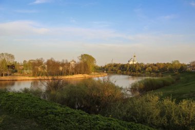 Vologda. Vologda Nehri kıyısında güzel bir bahar akşamı. Chu.