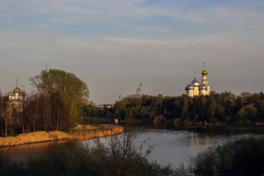 Vologda. Vologda Nehri kıyısında güzel bir bahar akşamı. Chu.